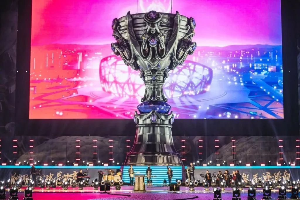 在今日EDG对阵UP的比赛中，Meiko使用娜美达成了在LPL的第7500次助攻，LPL第1位达成该成就的选手，恭喜Meiko！